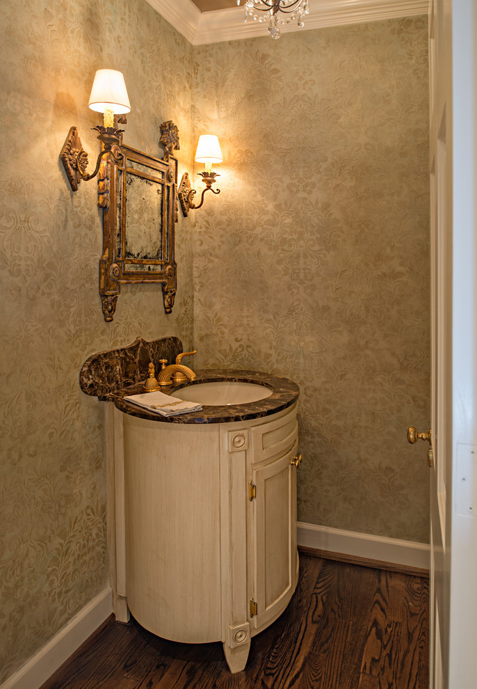 Cette image montre un WC et toilettes traditionnel en bois clair de taille moyenne avec un lavabo encastré, un placard en trompe-l'oeil, un plan de toilette en granite, WC à poser, un mur beige et un sol en bois brun.