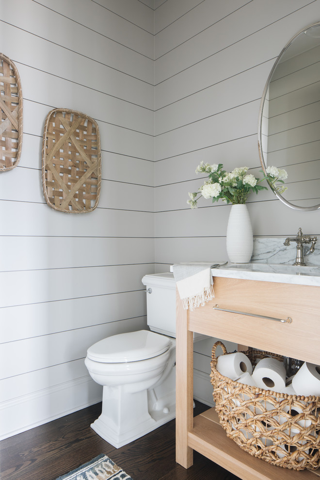 Inspiration för ett vintage grå grått toalett, med släta luckor, skåp i ljust trä, en toalettstol med separat cisternkåpa, vita väggar, mörkt trägolv, ett undermonterad handfat och brunt golv