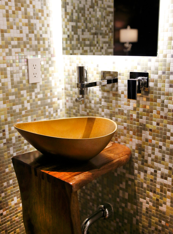 Exemple d'un petit WC et toilettes chic en bois brun avec un placard en trompe-l'oeil, WC à poser, un carrelage vert, un mur vert, une vasque, un plan de toilette en bois et mosaïque.