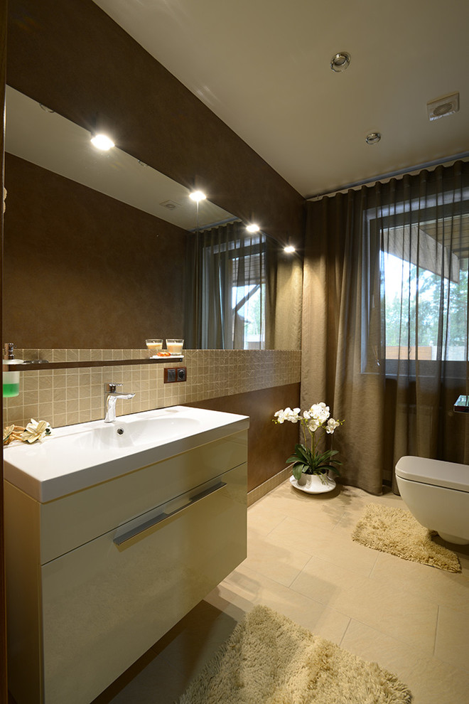 Aménagement d'un WC suspendu contemporain de taille moyenne avec un lavabo intégré, un placard à porte plane, un carrelage gris, des carreaux de porcelaine, un mur marron, un sol en carrelage de porcelaine et des portes de placard jaunes.