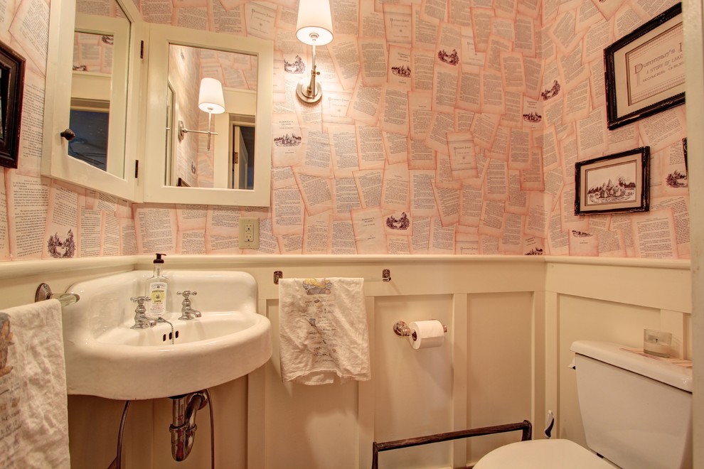 Foto di un piccolo bagno di servizio classico con WC a due pezzi, pareti bianche, pavimento con piastrelle a mosaico, lavabo sospeso e pavimento bianco