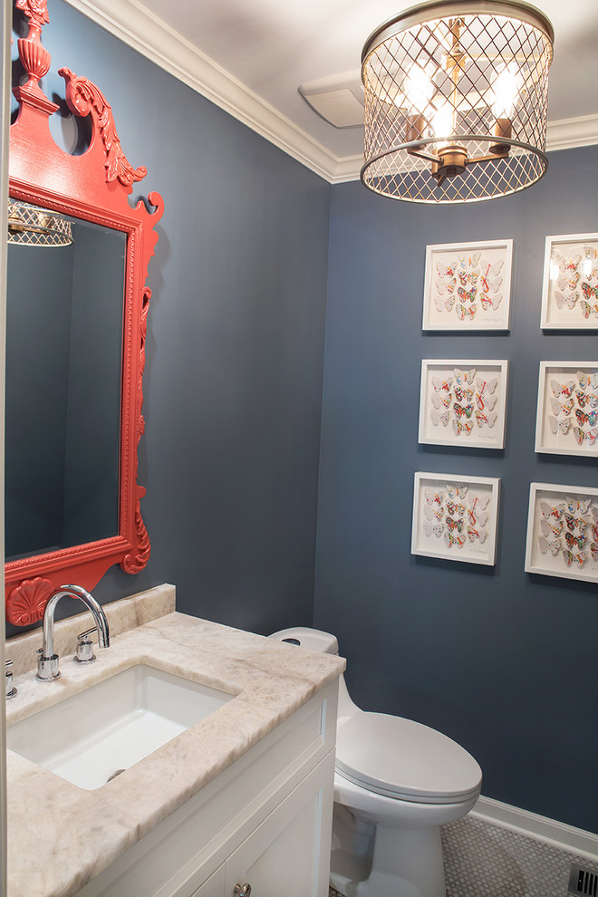 Immagine di un piccolo bagno di servizio stile marino con ante lisce, ante bianche, WC monopezzo, piastrelle grigie, pareti blu, lavabo sottopiano e top in quarzo composito