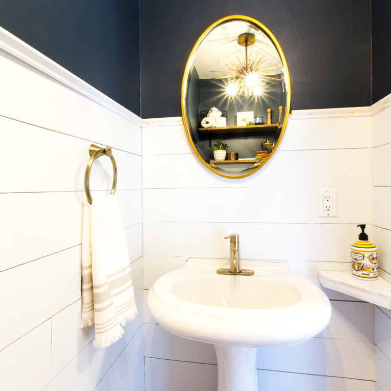 Esempio di un piccolo bagno di servizio stile marino con WC a due pezzi, pareti blu, pavimento in bambù, lavabo a colonna e pavimento marrone