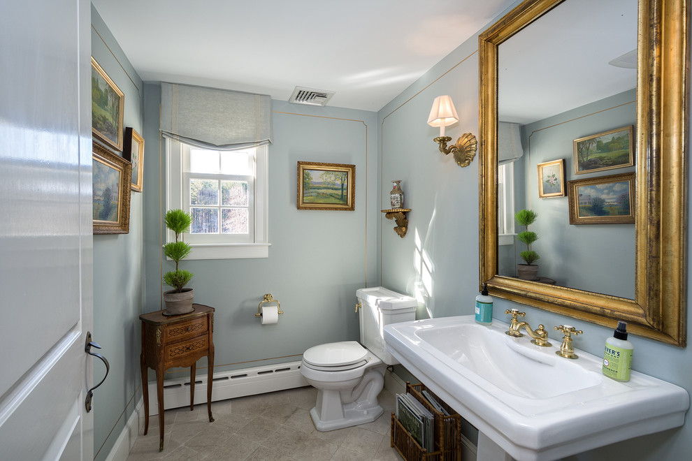 Foto di un bagno di servizio tradizionale con WC a due pezzi, pareti blu, lavabo a colonna e pavimento grigio