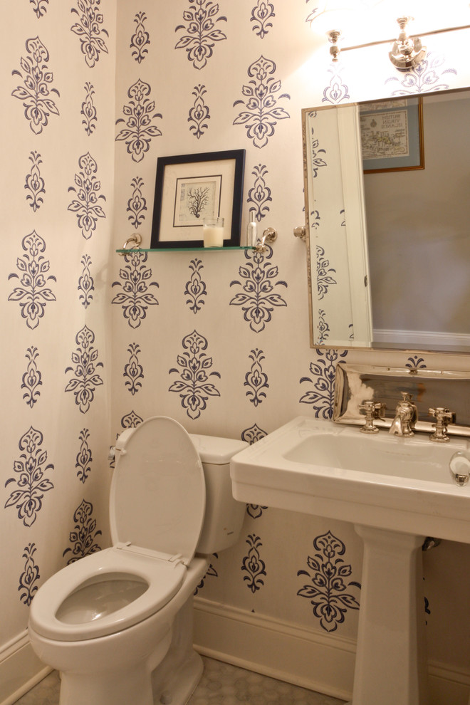 На фото: туалет в классическом стиле с раковиной с пьедесталом