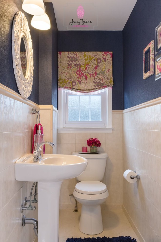 Exempel på ett litet klassiskt toalett, med en toalettstol med hel cisternkåpa, beige kakel, porslinskakel, blå väggar, klinkergolv i porslin, ett piedestal handfat och beiget golv