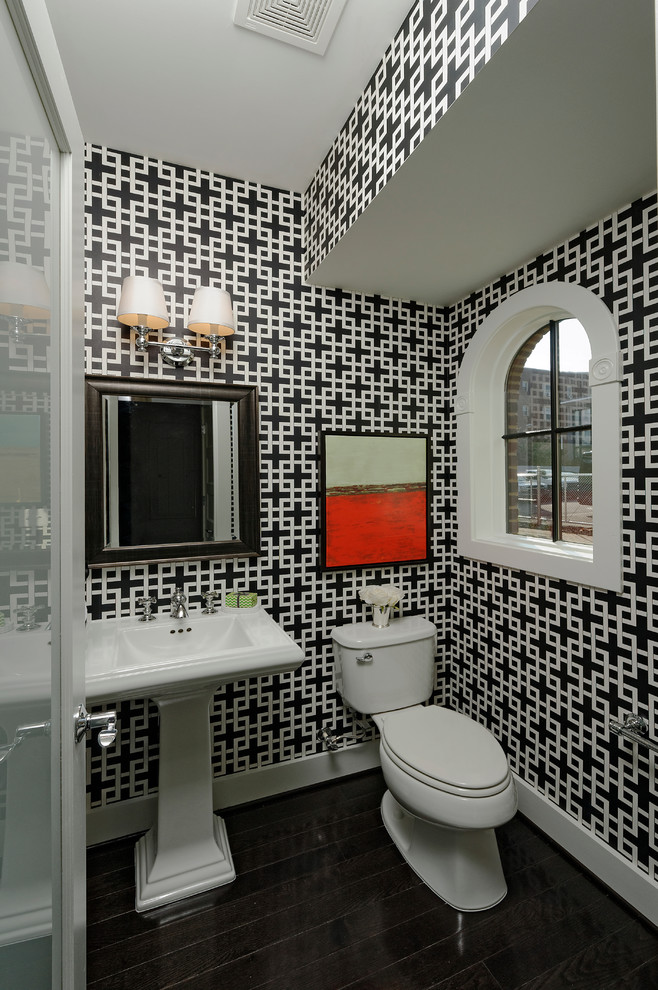 Moderne Gästetoilette mit Sockelwaschbecken, Wandtoilette mit Spülkasten, bunten Wänden und dunklem Holzboden in Washington, D.C.