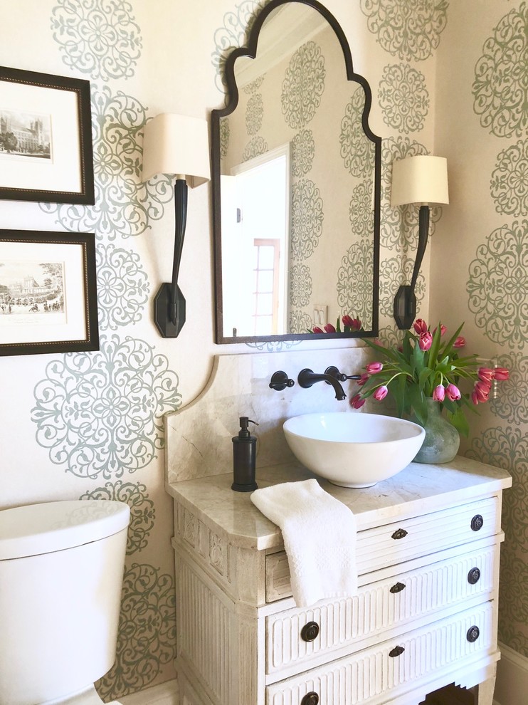 Exempel på ett mellanstort klassiskt toalett, med möbel-liknande, vita skåp, en toalettstol med separat cisternkåpa, blå väggar, ljust trägolv, ett fristående handfat och bänkskiva i kvartsit