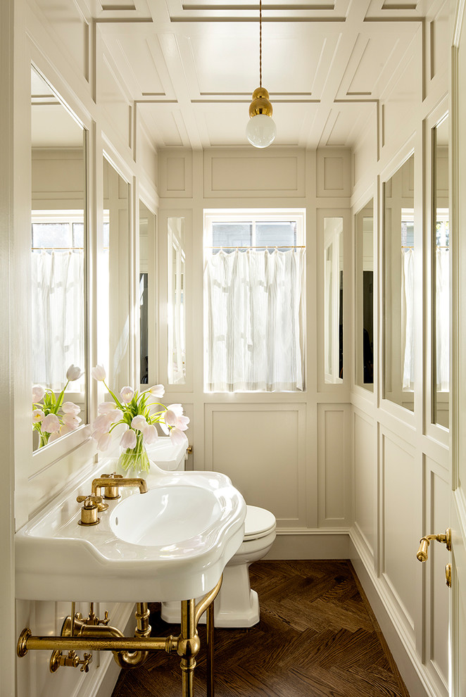 Esempio di un bagno di servizio chic con pareti beige, parquet scuro, lavabo a consolle e pavimento marrone