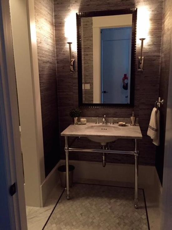 ヒューストンにある高級な中くらいなコンテンポラリースタイルのおしゃれなトイレ・洗面所 (茶色い壁、大理石の床、ペデスタルシンク、大理石の洗面台) の写真