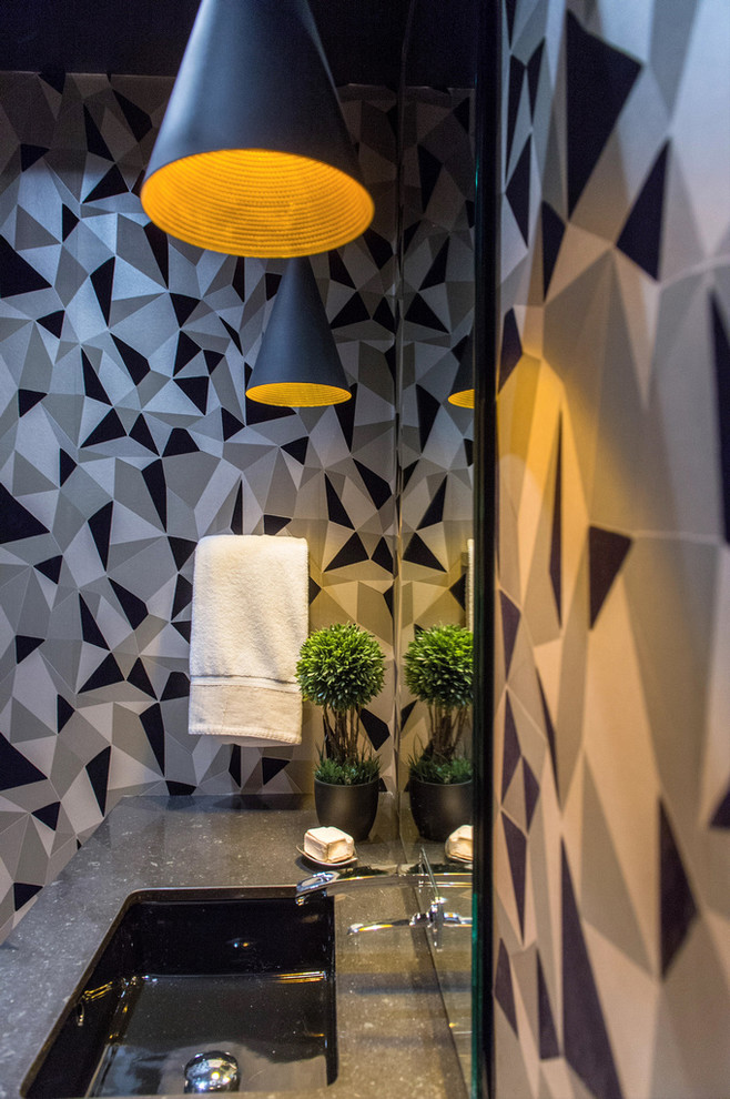 Ejemplo de aseo moderno de tamaño medio con lavabo bajoencimera y paredes multicolor