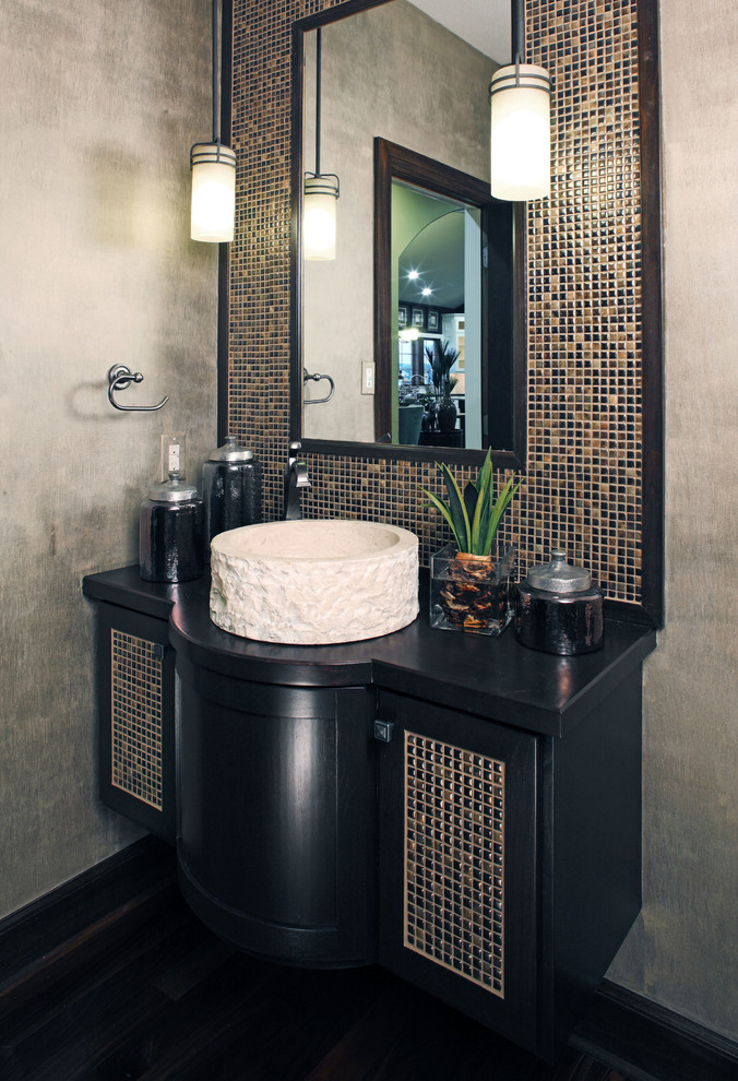 Идея дизайна: туалет среднего размера в современном стиле с настольной раковиной, черными фасадами, столешницей из дерева, стеклянной плиткой, коричневой плиткой, черной плиткой, разноцветной плиткой, унитазом-моноблоком и серыми стенами
