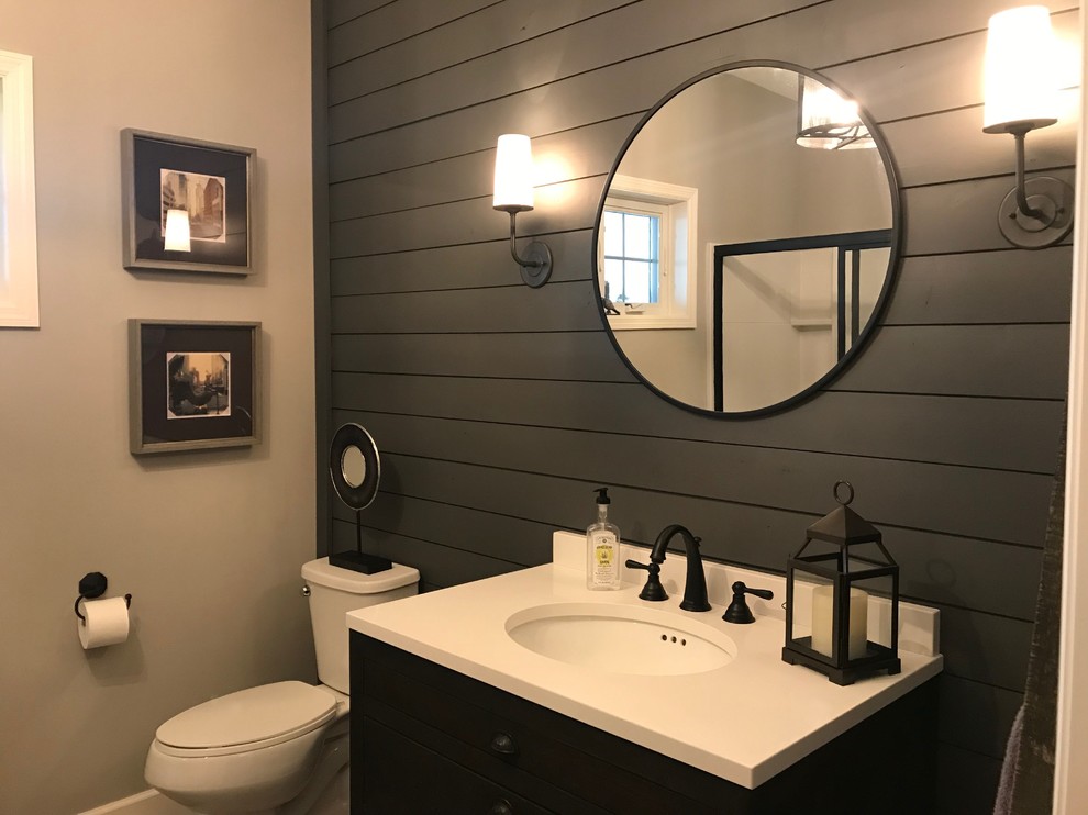 Foto på ett mellanstort vintage vit toalett, med öppna hyllor, skåp i mörkt trä, grå väggar, tegelgolv, ett konsol handfat, bänkskiva i akrylsten och flerfärgat golv