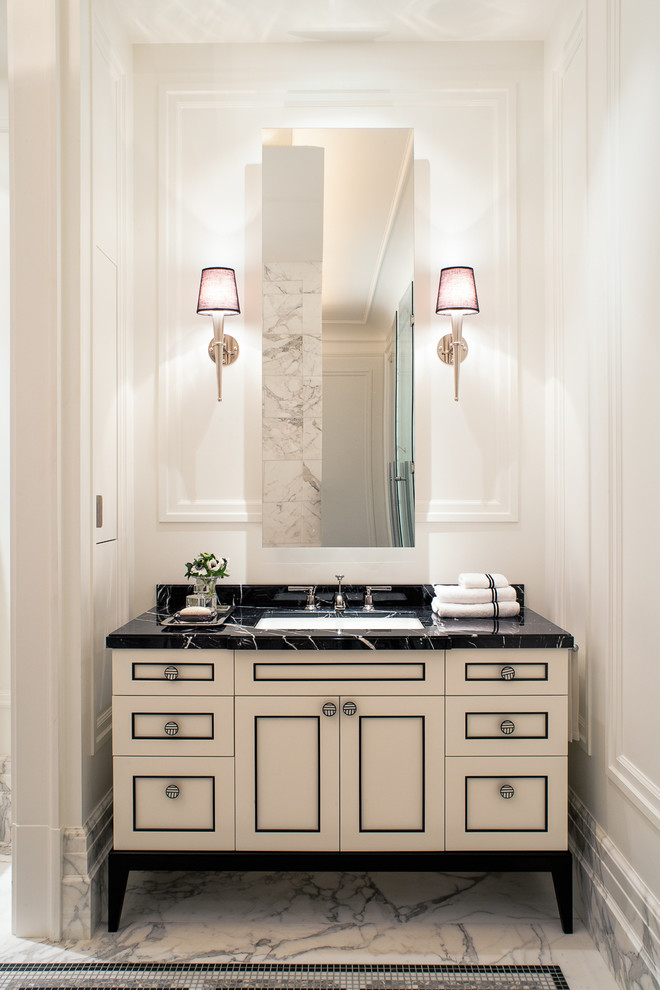 Ispirazione per un bagno di servizio chic con lavabo sottopiano, consolle stile comò, ante beige, pareti bianche e pavimento in marmo