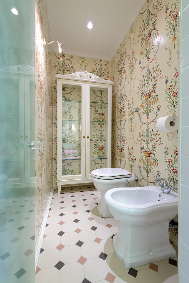 ノボシビルスクにあるラグジュアリーな中くらいなトラディショナルスタイルのおしゃれなトイレ・洗面所 (ベージュのキャビネット、ベージュのタイル、磁器タイルの床、ビデ) の写真