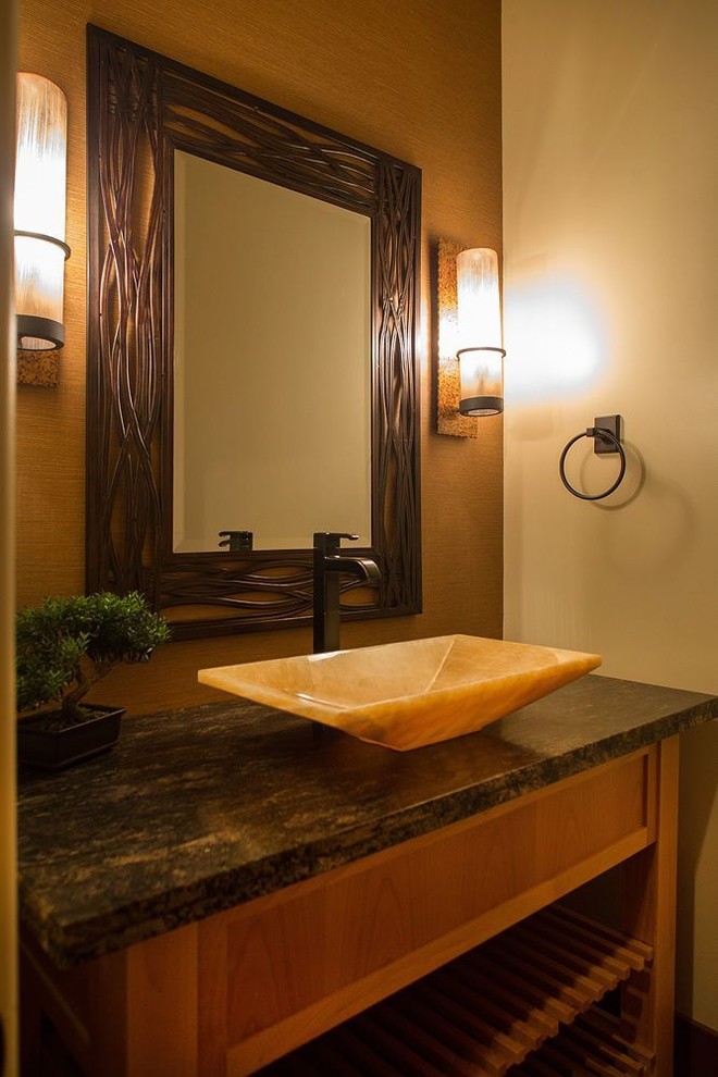Idee per un piccolo bagno di servizio contemporaneo con ante in stile shaker, ante in legno chiaro, pareti beige, parquet scuro, lavabo a bacinella, top in granito, pavimento marrone e top nero