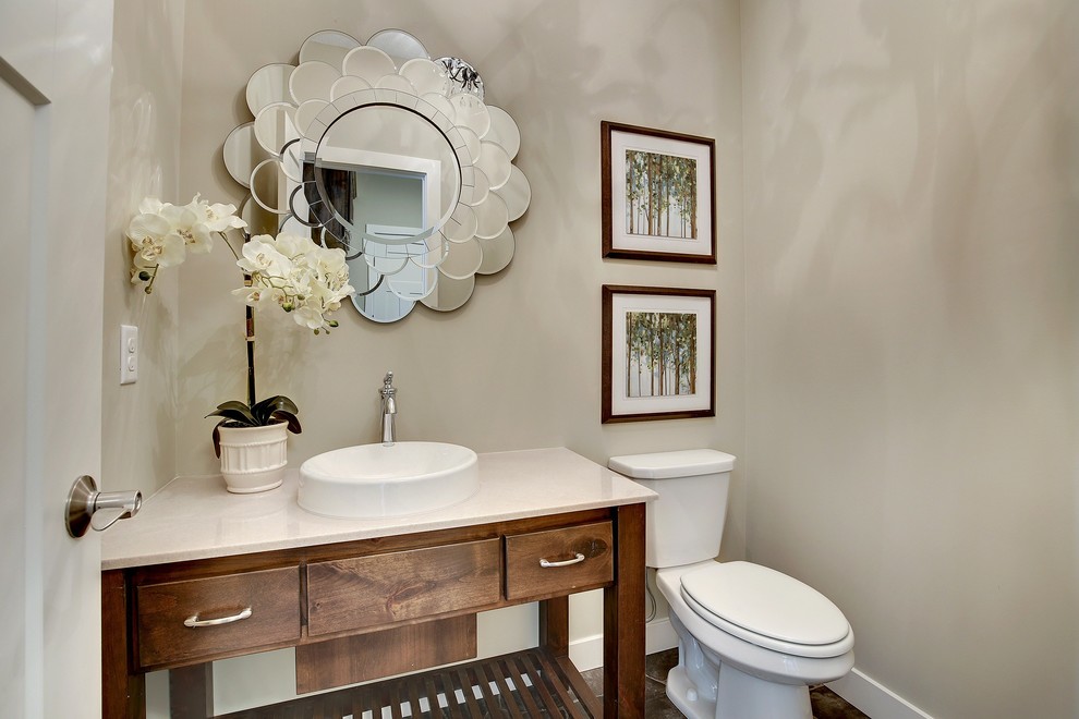 ミネアポリスにある高級な広いトラディショナルスタイルのおしゃれなトイレ・洗面所 (フラットパネル扉のキャビネット、中間色木目調キャビネット、グレーの壁、ベッセル式洗面器) の写真