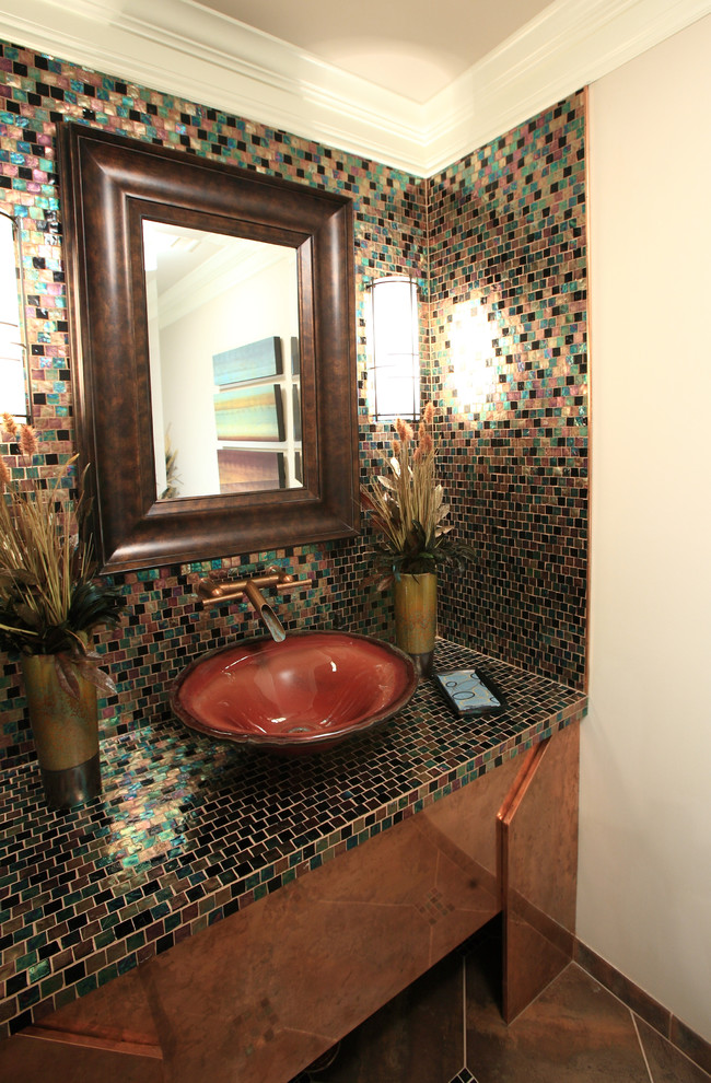 ウィチタにあるエクレクティックスタイルのおしゃれなトイレ・洗面所 (モザイクタイル、ベッセル式洗面器、マルチカラーのタイル、マルチカラーの洗面カウンター) の写真