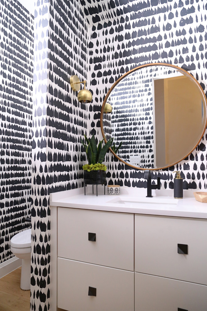 Idee per un bagno di servizio minimal con ante lisce, ante bianche, pareti multicolore, parquet chiaro, lavabo sottopiano, pavimento beige e top bianco