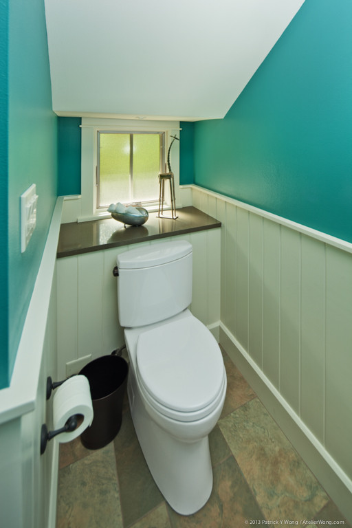 Стильный дизайн: маленький туалет в стиле кантри с фасадами в стиле шейкер, белыми фасадами, раздельным унитазом, синими стенами, полом из керамогранита, столешницей из искусственного кварца и разноцветным полом для на участке и в саду - последний тренд