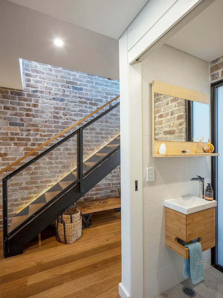 Foto di un bagno di servizio design con ante lisce, ante in legno scuro, pareti bianche, lavabo a consolle e pavimento grigio