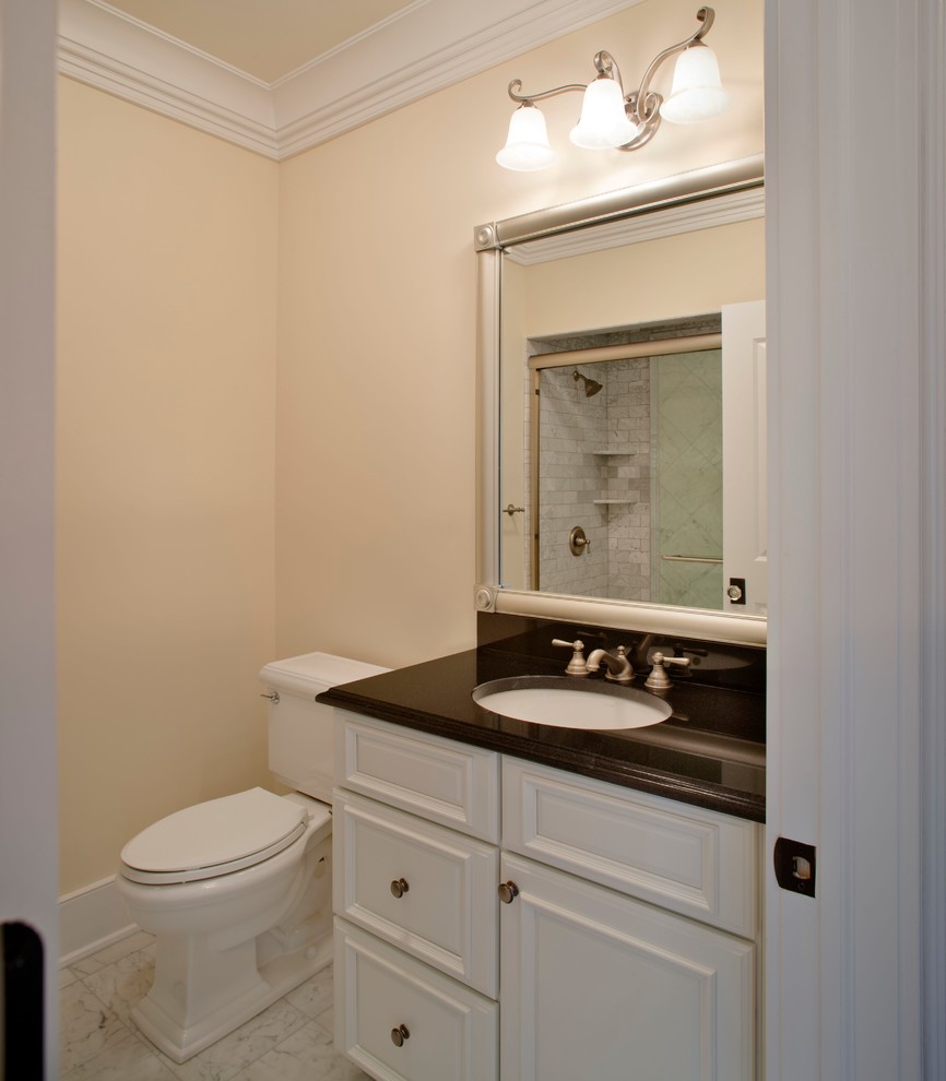 Idéer för ett litet klassiskt svart toalett, med luckor med profilerade fronter, vita skåp, en toalettstol med separat cisternkåpa, grå kakel, stenkakel, beige väggar, klinkergolv i keramik, ett undermonterad handfat, bänkskiva i kvarts och vitt golv