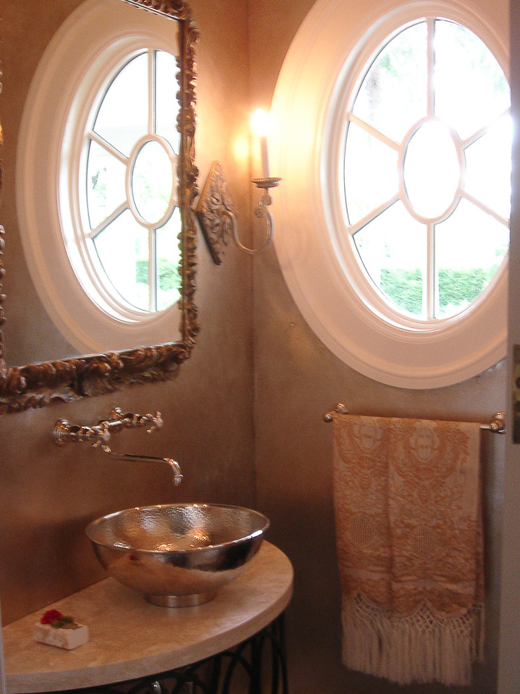 Idee per un bagno di servizio shabby-chic style di medie dimensioni con ante con bugna sagomata, ante in legno bruno, WC monopezzo, piastrelle in pietra, pareti beige, parquet scuro e lavabo a colonna