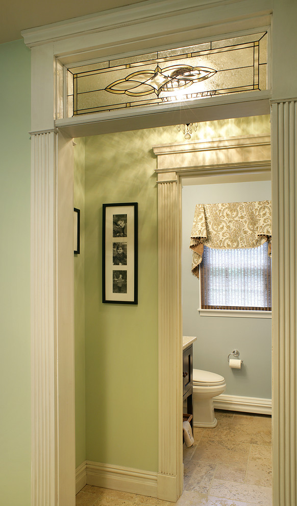На фото: маленький туалет в классическом стиле с врезной раковиной, мраморной столешницей, унитазом-моноблоком, зелеными стенами и полом из известняка для на участке и в саду