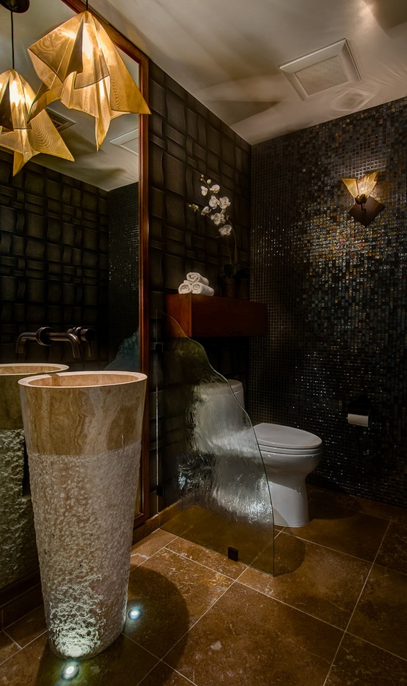 Ispirazione per un bagno di servizio mediterraneo di medie dimensioni con lavabo a bacinella, WC monopezzo, piastrelle a mosaico, piastrelle nere e piastrelle marroni