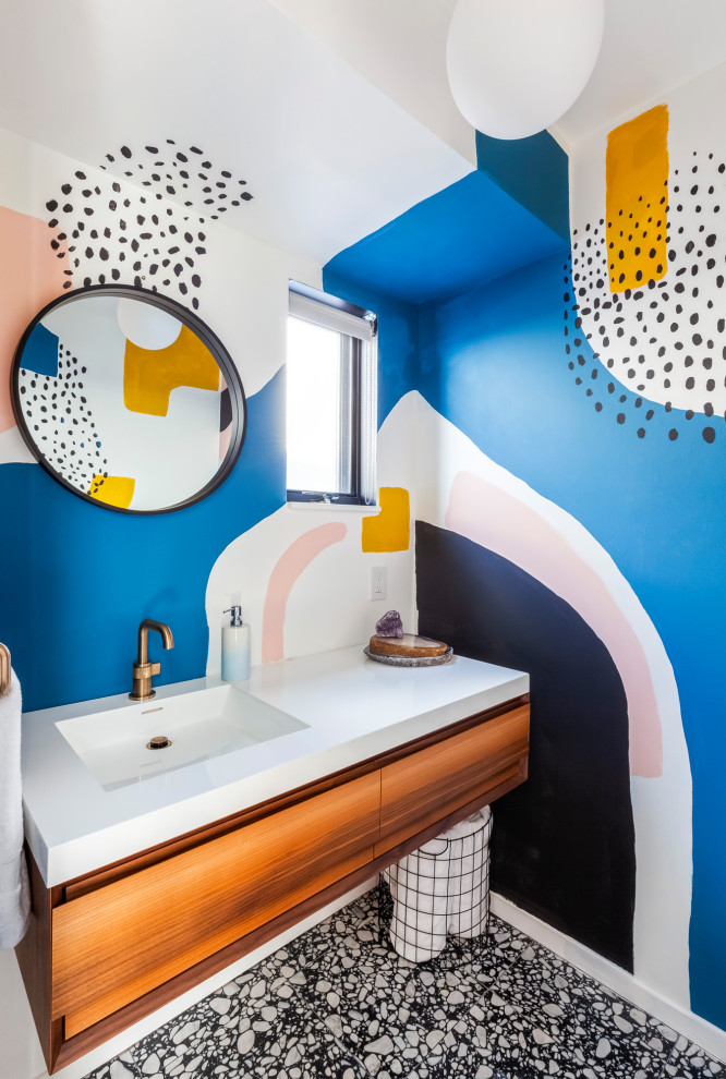 Aménagement d'un petit WC et toilettes contemporain en bois brun avec un placard à porte plane, un mur multicolore, un lavabo intégré, un sol multicolore, un plan de toilette blanc, meuble-lavabo suspendu, un plafond en papier peint et du papier peint.