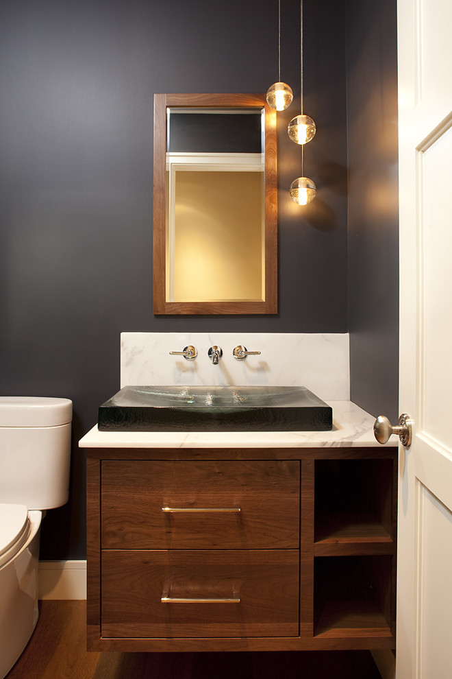 Cette image montre un WC et toilettes design avec un plan de toilette en marbre et un plan de toilette blanc.
