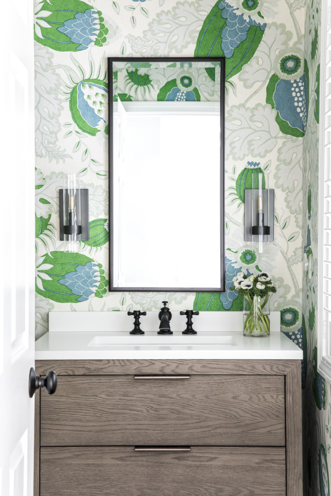 Foto di un bagno di servizio classico con ante lisce, ante grigie, pareti multicolore, lavabo sottopiano e top bianco