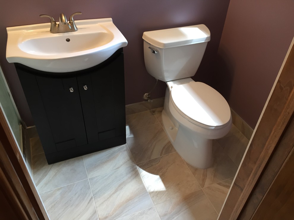 ニューアークにあるお手頃価格の小さなコンテンポラリースタイルのおしゃれなトイレ・洗面所 (シェーカースタイル扉のキャビネット、黒いキャビネット、分離型トイレ、紫の壁、セラミックタイルの床、一体型シンク) の写真