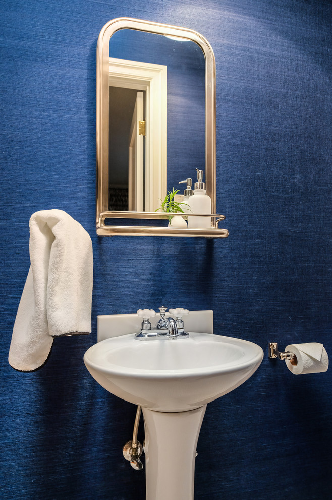 Cette image montre un petit WC et toilettes traditionnel avec un carrelage blanc, un mur bleu et un lavabo de ferme.