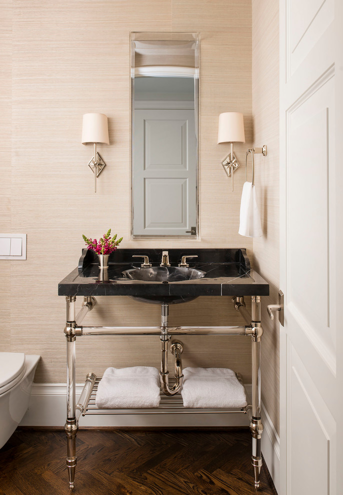 Esempio di un bagno di servizio chic con pareti beige, parquet scuro, lavabo a consolle e pavimento marrone