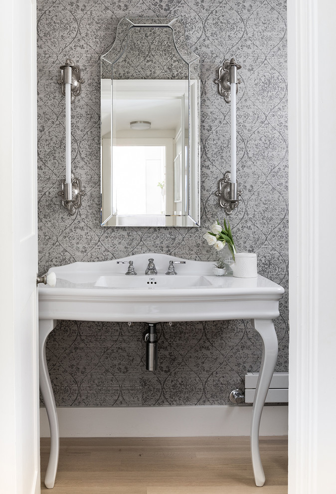 На фото: туалет в скандинавском стиле с серыми стенами, светлым паркетным полом и консольной раковиной