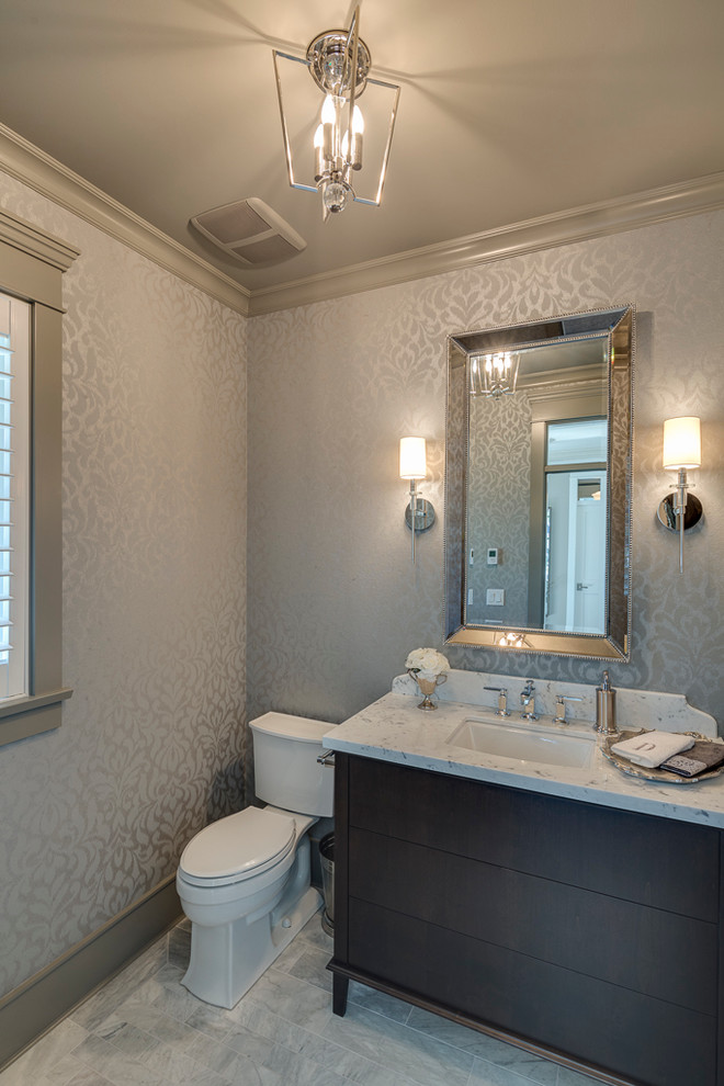 Exempel på ett mellanstort klassiskt toalett, med ett undermonterad handfat, släta luckor, granitbänkskiva, en toalettstol med separat cisternkåpa, klinkergolv i porslin, grå väggar och skåp i mörkt trä