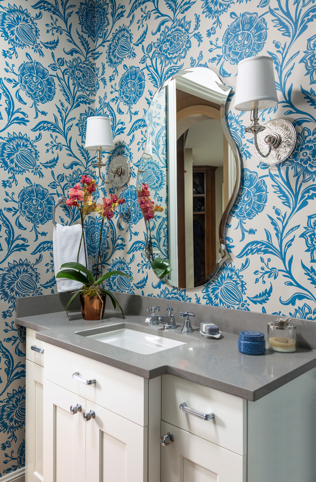 Immagine di un bagno di servizio chic con ante con riquadro incassato, ante bianche, pareti blu, lavabo sottopiano e top grigio
