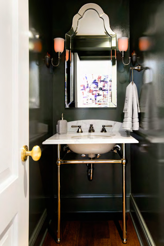 ニューヨークにあるラグジュアリーな中くらいなトランジショナルスタイルのおしゃれなトイレ・洗面所 (ペデスタルシンク、中間色木目調キャビネット、大理石の洗面台、一体型トイレ	、無垢フローリング、黒い壁) の写真