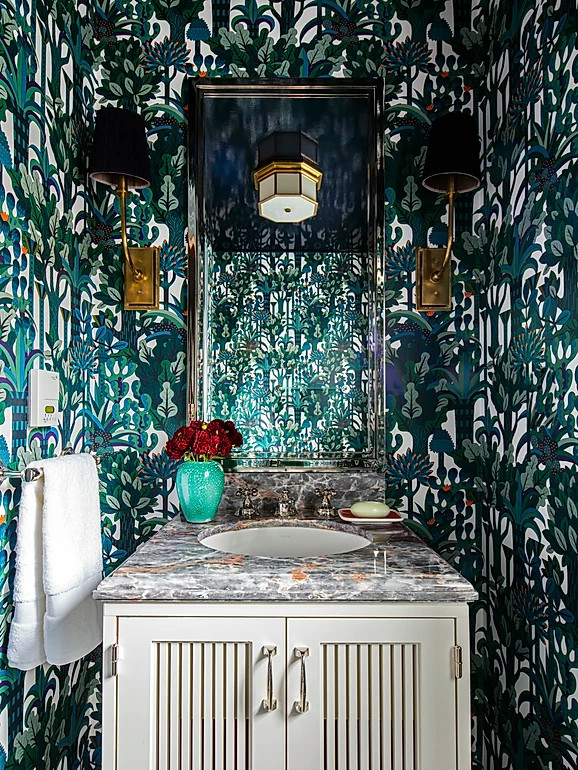 Mediterrane Gästetoilette mit freistehendem Waschtisch und Tapetenwänden in New York