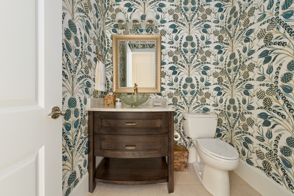 Inredning av ett klassiskt beige beige toalett, med luckor med infälld panel, skåp i mörkt trä, en toalettstol med separat cisternkåpa, flerfärgade väggar, ett fristående handfat och beiget golv