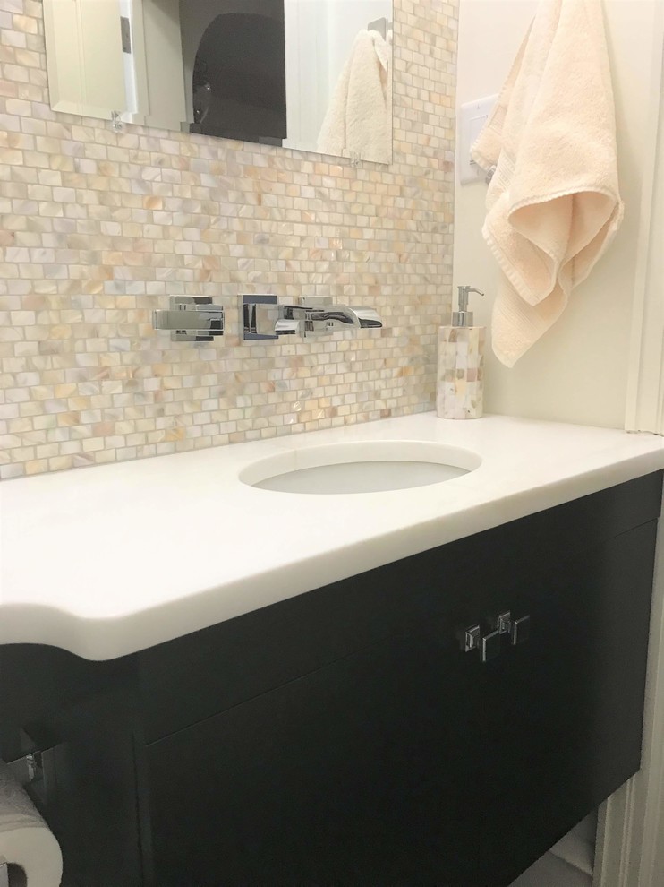 Cette image montre un petit WC et toilettes design avec mosaïque.