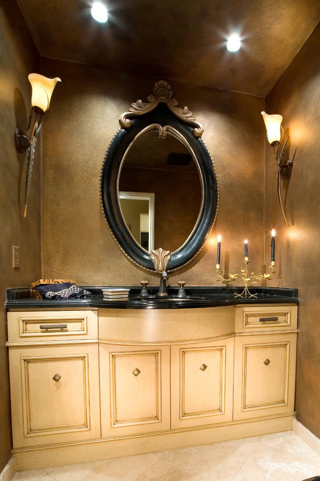 Kleine Stilmix Gästetoilette mit verzierten Schränken, beigen Schränken, brauner Wandfarbe, Travertin, Unterbauwaschbecken, Granit-Waschbecken/Waschtisch und beigem Boden in Orange County
