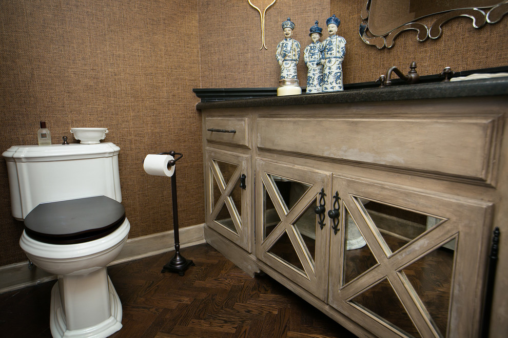 Inspiration för ett mellanstort vintage toalett, med ett undermonterad handfat, möbel-liknande, skåp i slitet trä, granitbänkskiva, en toalettstol med separat cisternkåpa, bruna väggar och mörkt trägolv