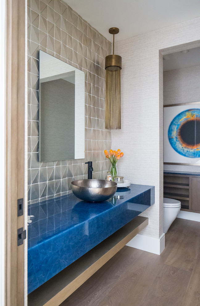 Inspiration pour un grand WC et toilettes méditerranéen en bois brun avec un placard sans porte, un carrelage beige, un mur beige, un sol en bois brun, une vasque, un sol marron et un plan de toilette bleu.