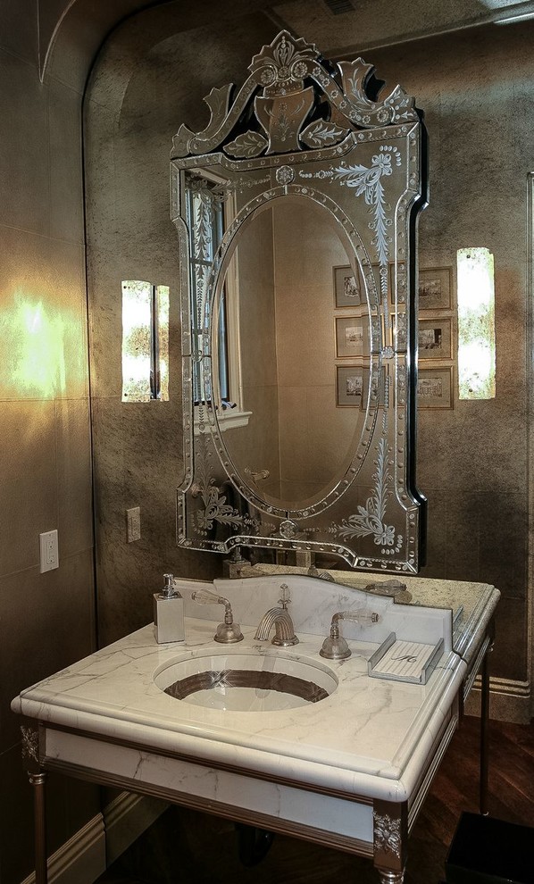 Exemple d'un petit WC et toilettes méditerranéen avec un mur gris, parquet foncé, un lavabo encastré et un plan de toilette en marbre.