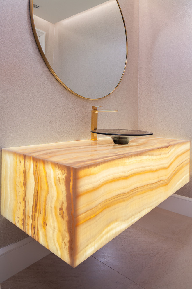 Idéer för ett litet klassiskt toalett, med kalkstensgolv, ett fristående handfat, bänkskiva i onyx och beiget golv