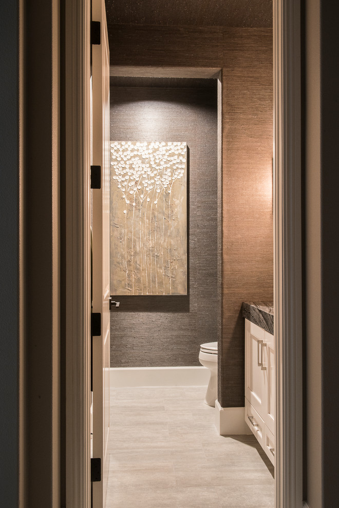 Ispirazione per un bagno di servizio contemporaneo di medie dimensioni con WC monopezzo, parquet chiaro, lavabo sottopiano e pavimento grigio