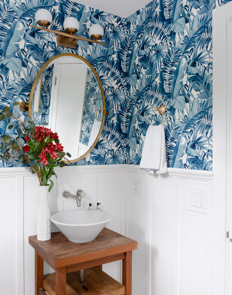 Ispirazione per un bagno di servizio stile marinaro con consolle stile comò, ante in legno scuro, pareti blu, lavabo a bacinella, top in legno e top marrone