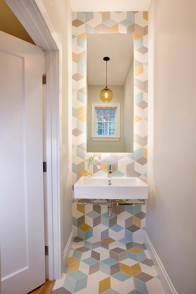 Immagine di un bagno di servizio minimal con piastrelle multicolore, lavabo sospeso e pavimento multicolore